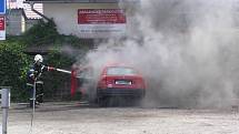 Požár osobního automobilu na parkovišti samoobsluhy Damal ve Štěchovicích.