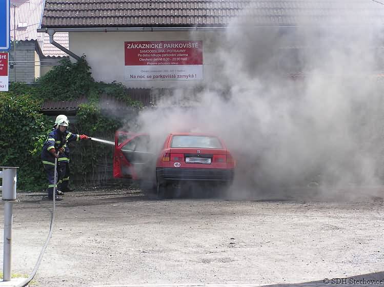 Požár osobního automobilu na parkovišti samoobsluhy Damal ve Štěchovicích.