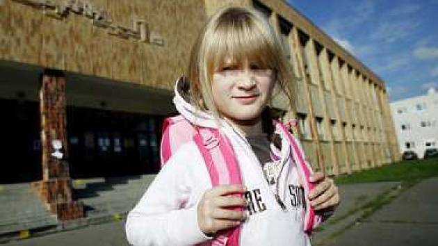 Marjánka z první třídy ze Základní školy Chelčického. Jí se ještě slučování škol netýká, jejích starších spolužáků ale ano.