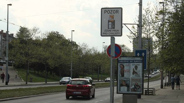 Na několika místech v Praze se objevilo nové dopravní značení.
