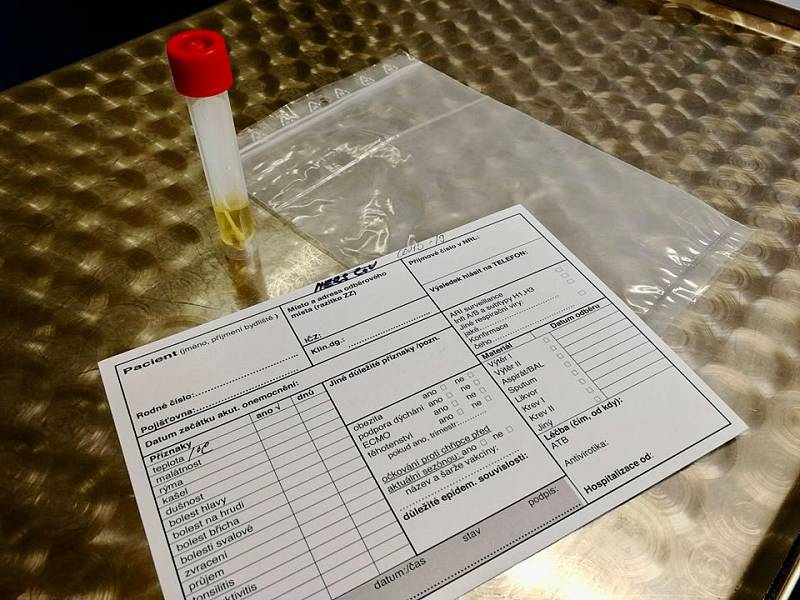 Laboratoř testující nový typ koronaviru v Nemocnici Na Bulovce.