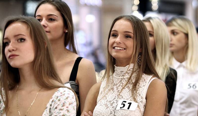 První z castingů 11. ročníku České Miss 2015 v OC Chodov 24. listopadu.