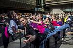 Desítky lidí se zúčastnily baletní hodiny v rámci Mezinárodního dne tance 29. dubna v piazettě Národního divadla v Praze.