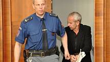 Stanislavu Havlíčkovi, podle typické bundy přezdívanému kriminalisty Bomberman, potvrdil Vrchní soud v Praze sedmiletý trest za sérii loupeží.