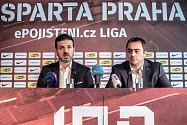 Nový trenér fotbalistů Sparty Andrea Stramaccioni vystoupil na tiskové konferenci 20. června v Praze. Vpravo je generální ředitel AC Sparta Praha Adam Kotalík.