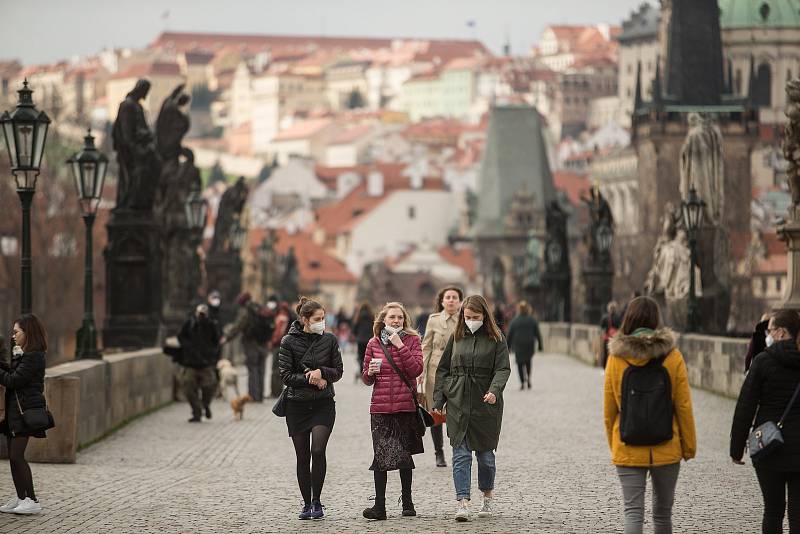 Pražané vyrazili do ulic města i na Velký pátek 2. dubna. S redakčním objektivem jsme navštívili ulice starého města.