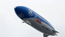 V pátek a v sobotu nad Prahou prolétala Zeppelin NT (New Technology) v rámci kampaně společnosti ZF, má zde závody na výrobu dílů pro automobilový průmysl. Pro nepřízeň počasí však musela vzducholoď improvizovat.