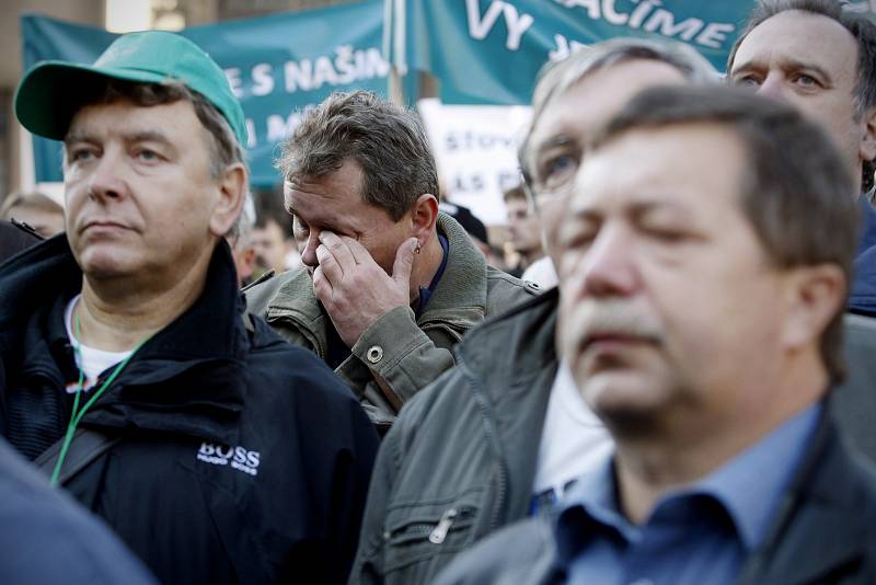 Před úřadem vlády protestovalo téměř 2000 odpůrců útlumu těžby