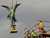 Kvůli rzi začalo v sobotu 10. prosince sundávání soch Viktorií z Čechova mostu v Praze.