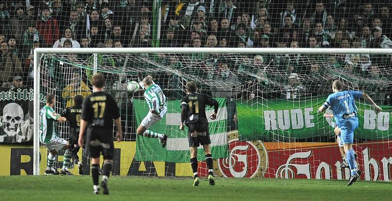 Marek Nikl odvrací jasný gól, v akrobatické pozici vykopává míč z prázdné Sňozíkovy brány.