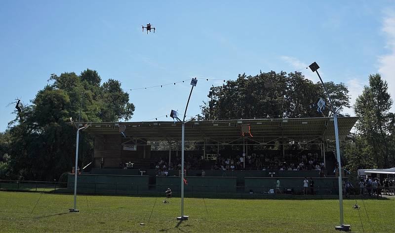 Studenti z celého světa ukázali v Praze, jak umí létat s drony.