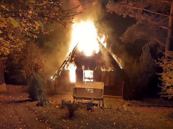Hořící chata u Slapské přehrady.