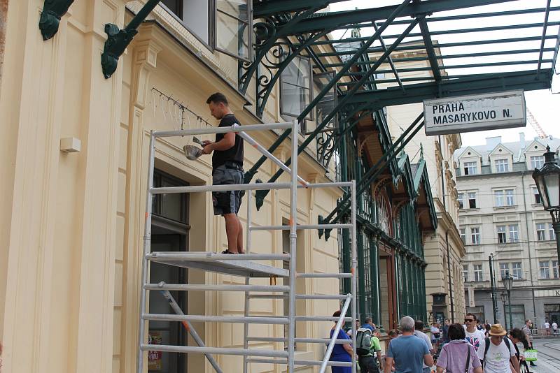 Na Masarykově nádraží otevřeli kavárny, objevily se stánky s občerstvením, další i s restaurací a lékárnou ještě přibudou.