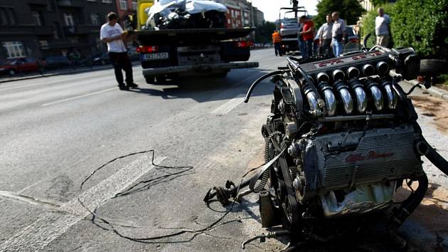 Vážná dopravní nehoda zablokovala na více než dvě hodiny provoz v ulici 5. května ve směru do centra. Z havarovaného vozu Alfa Romeo vyletěl při nárazu motor, který se zastavil až o zaparkované vozidlo. Na vjezdu do Prahy se tvořily dlouhé kolony.