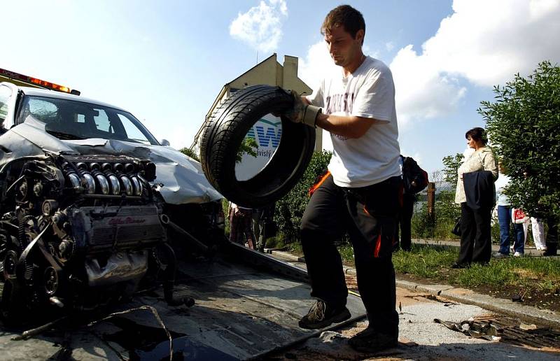 Vážná dopravní nehoda zablokovala na více než dvě hodiny provoz v ulici 5. května ve směru do centra. Z havarovaného vozu Alfa Romeo vyletěl při nárazu motor, který se zastavil až o zaparkované vozidlo. Na vjezdu do Prahy se tvořily dlouhé kolony.