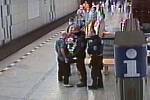 Muže bez roušky v metru zpacifikovali strážníci.