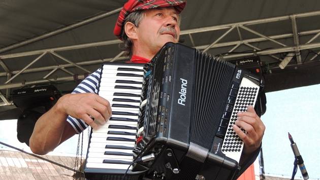 NA AKORDEON hrál Josef Matura, mezi muzikanty známý jako Pepino, od sedmi let. Začínal tedy už před půlstoletím! Pak tento nástroj trochu zanedbával, aby se k němu po letech vrátil. Dnes vystupuje nejčastěji s digitální klávesovou harmonikou doplněnou ele