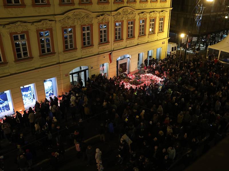 Lidé si po celé Praze připomínali 17. listopadu 29. výročí Sametové revoluce.