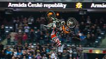 Z freestylové motokrosové akce FMX Gladiator Games v pražské O2 areně.