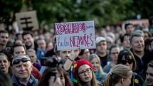 Na dvacet tisíc lidí se sešlo 10. května na pražském Václavském náměstí, aby protestovali proti Andreji Babišovi a Miloši Zemanovi.