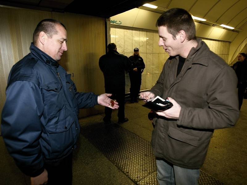 Kontrola jízdenek, prosím! Obligátní věta, která ale může někoho přivést k zuřivosti. Už jen kvůli tomu, že cestování bez platné jízdenky je po nějaké době u konce.