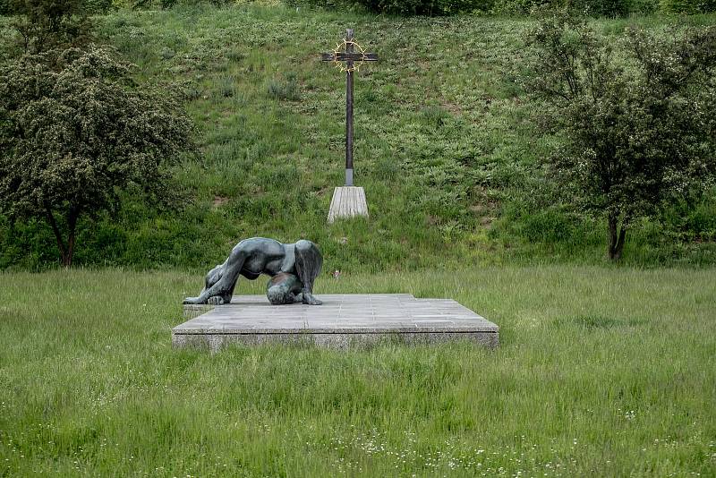 Místa spojená s atentátem na Heydricha, 25. května v Praze. Kobyliská střelnice - bývalá vojenská střelnice, od roku 1945 pietní místo a roku 1975 přeměněno na Památník protifašistického odboje. Od roku 1978 je národní kulturní památkou.