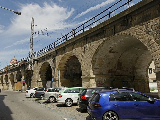 Za účasti premiéra Bohuslava Sobotky se na Masarykově nádraží uskutečnilo slavnostní zahájení rekonstrukce více něž 160 let starého Negrelliho viaduktu.