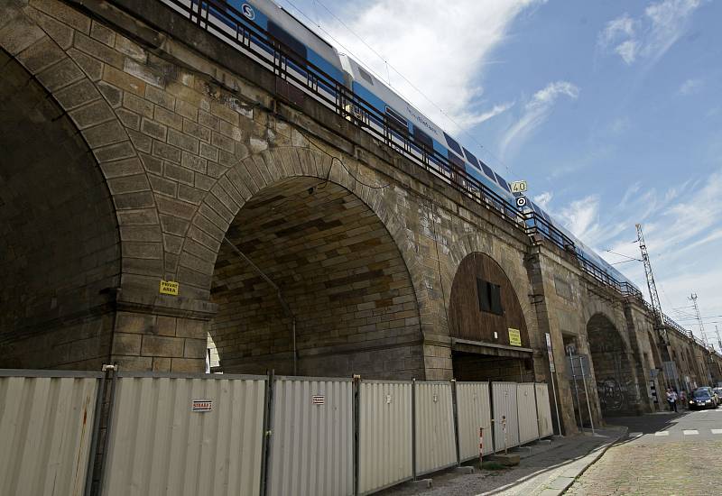 Za účasti premiéra Bohuslava Sobotky se na Masarykově nádraží uskutečnilo slavnostní zahájení rekonstrukce více něž 160 let starého Negrelliho viaduktu.