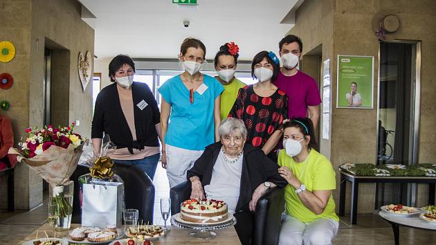 Z oslavy stých narozenin Vlastimily Noskové v Alzheimer Home v Průhonicích.