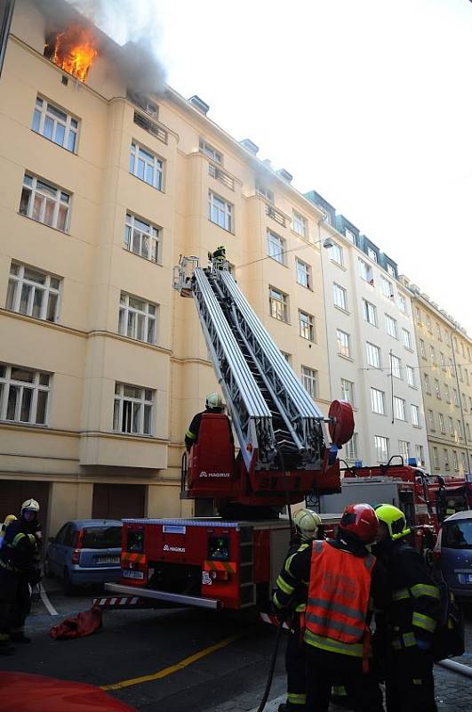 Zásah hasičů při požáru bytu v ulici U smaltovny.