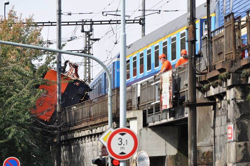 Následky srážky vlaků u někdejšího vyšehradského nádraží v Praze.