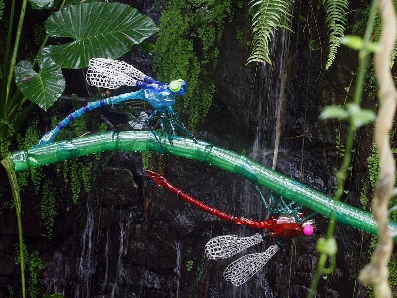 Skleník Fata Morgana pražské botanické zahrady hostí do 2. května 2010 výstavu pet-artových plastik Veroniky Richterové Pet Tropicana.