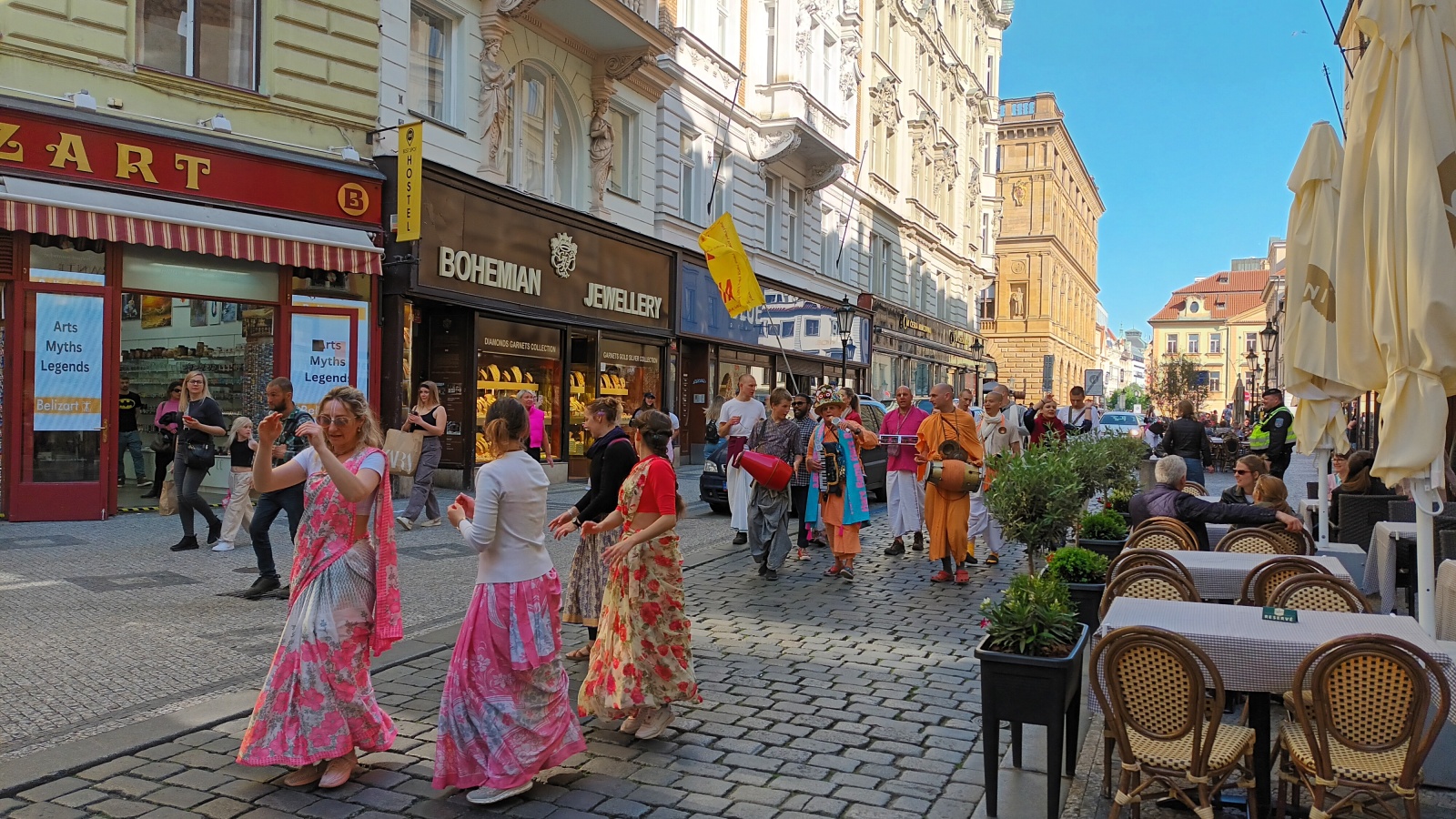 Podívejte se: Starým Městem prošel průvod Hare Krišna - Pražský deník