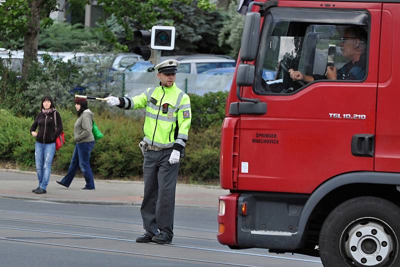 Klání policistů soutěžících o nejlepšího regulovčíka.