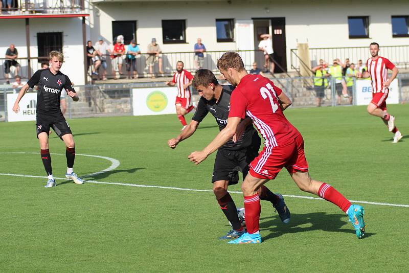 Fotbalisté Slavie Praha B (v tmavém) vyhráli nad Zápy i druhý barážový duel o postup do FNL, tentokrát 3:2.