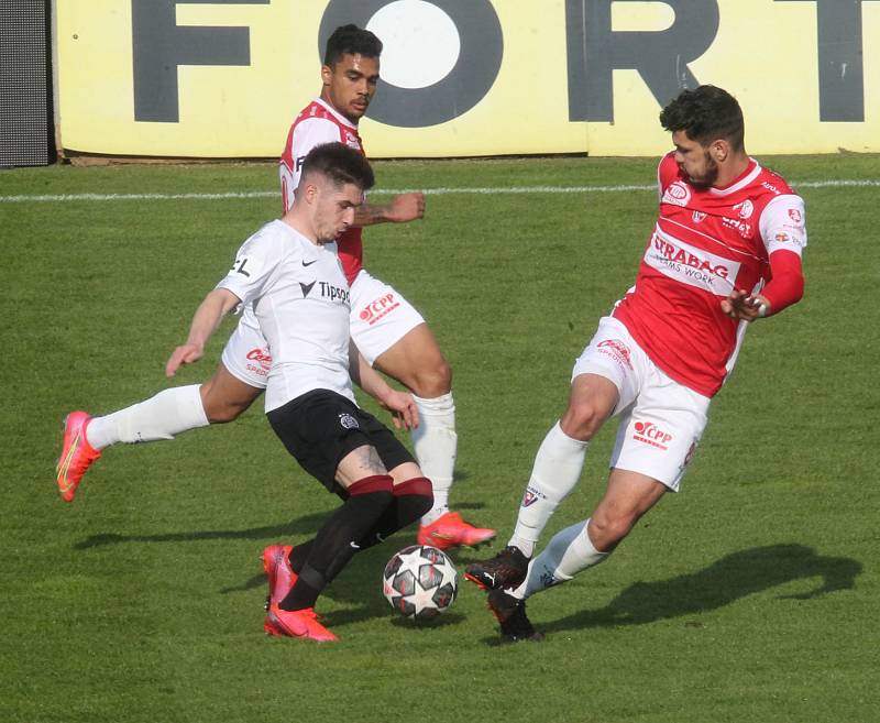 Utkání fotbalové FORTUNA:LIGY mezi Pardubicemi a Spartou skončilo 2:2.