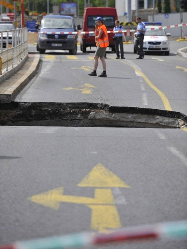 V Praze Dejvicích se v neděli 8. července 2012 před polednem v křižovatce ulic Evropská a Horoměřická propadla silnice. Čtyřmetrový propad je pět metrů hluboký. Nikdo nebyl zraněn. Policie komunikaci uzavřela a odklonila dopravu.