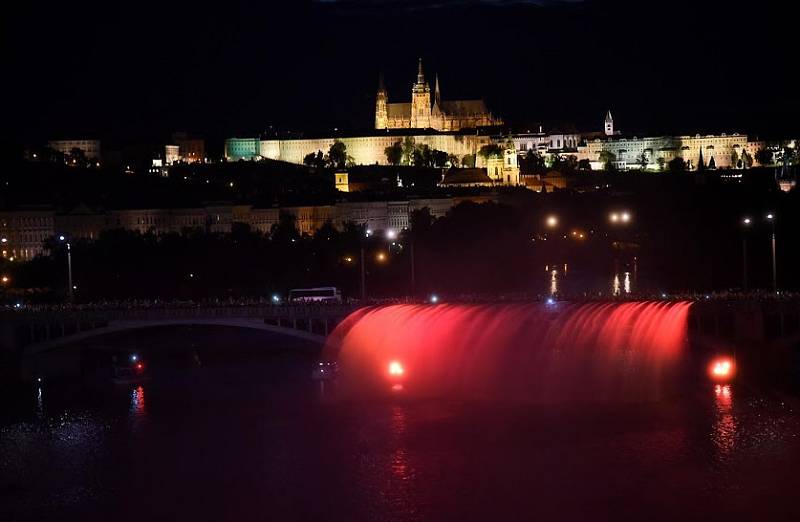 Hasiči z celé republiky vytvořili v Praze za doprovodu světel a hudby hasičskou vodní fontánu, které se konala při příležitosti 100. výročí vzniku Československa.