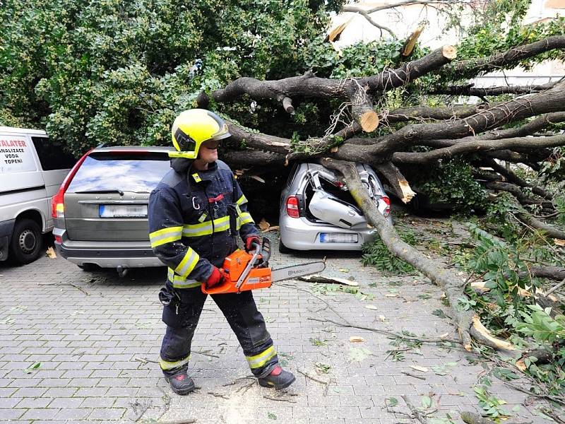 Hasiči likvidovali následky silného větru Mortimer po celé Praze.