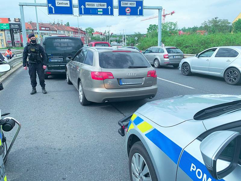 Pražští policisté pronásledovali zlatou audinu, která ujížděla v protisměru a nerespektovala světelné výstražné znamení.