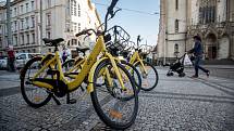 Bikesharing v podobě žlutých kol Ofo začal 16. října na pražském Strossmayerově náměstí.