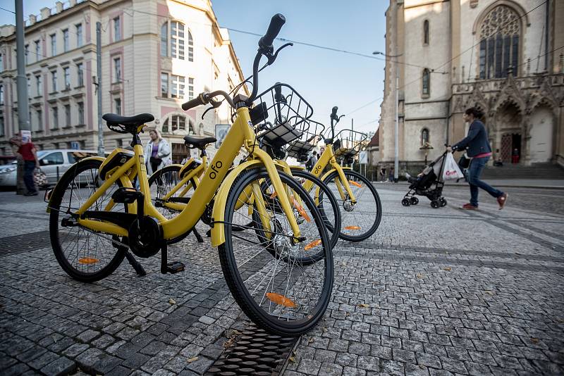 Bikesharing v podobě žlutých kol Ofo začal 16. října na pražském Strossmayerově náměstí.