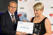 Jana Erbová, vítězka kategorie Partner, převzala ceny z rukou Jana Pertla, výkonného ředitele a člena představenstva společnosti Vltava-Labe-Press.