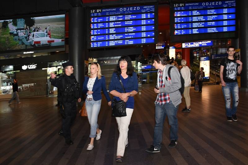 Pražská policie společně se strážníky evakuovala v úterý 10. května 2016 po poledni budovu hlavního nádraží v centru metropole. Důvodem byl telefonát anonyma hrozícího bombou. Při prohlídce se nenašlo nic nebezpečného.