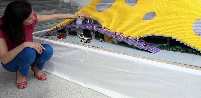 Ztvárnění modelu „chobotnice“ - projektu Národní knihovny od architekta Jana Kaplického - pomocí LEGO kostek. Na snímku Eliška Kaplicky.