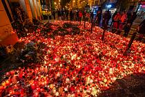 Na Národní třídu i krátce před půlnocí chodili lidé zapálit svíčku k památníku 17.listopadu.