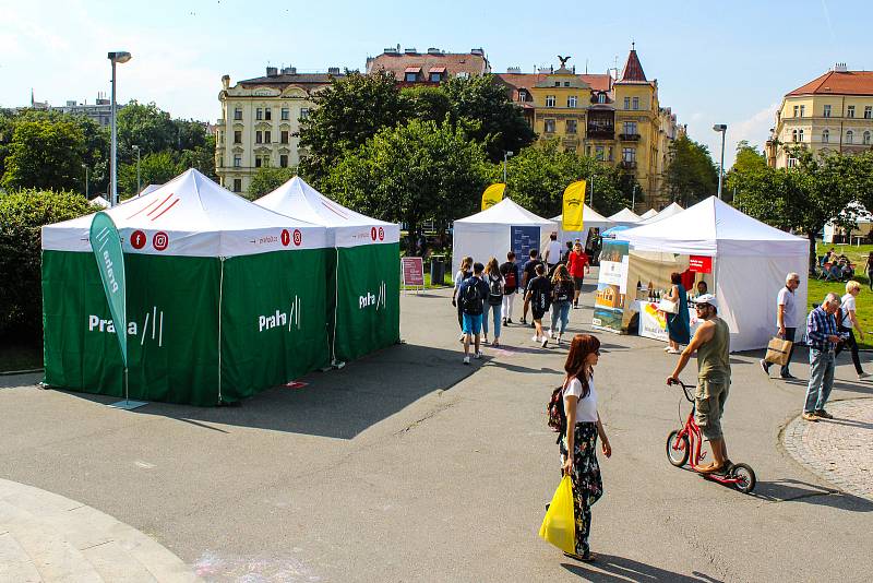 Vinohradské vinobraní. Festival vína na náměstí Jiřího z Poděbrad v Praze 3.