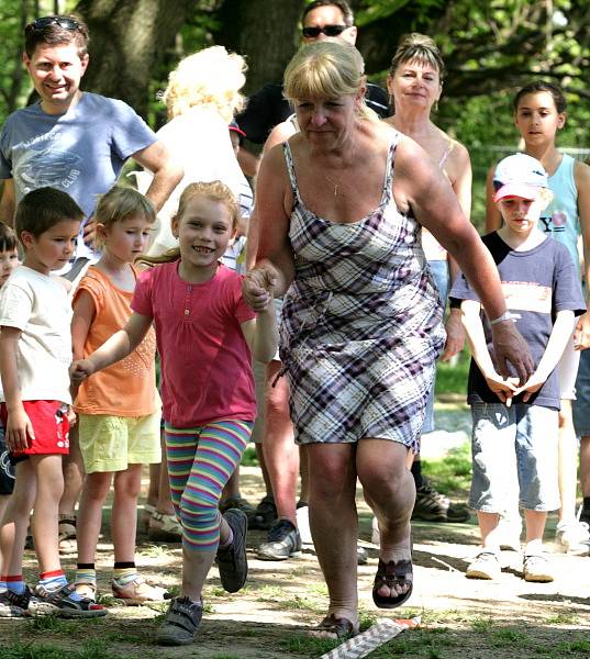 Benefiční běh seniorů a mateřinek v Kroužcích na Vltavě v úterý 1. května. Na snímku radní Helena Chudomelová.