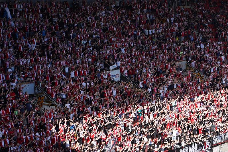 Sezonu nejvyšší fotbalové soutěže završilo velké pražské derby. Slavia ve svém Edenu podlehla Spartě 1:2.