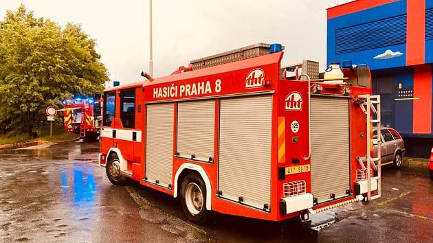 Dobrovolní hasiči Prahy 8 čerpali vodu ze zatopeného suterénu Polikliniky Mazurská.